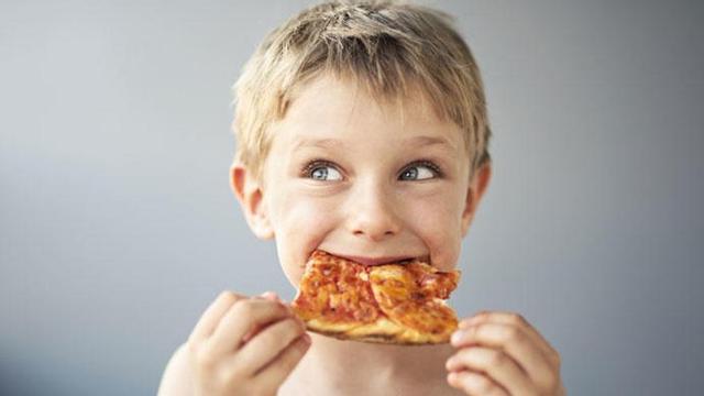 Prohibirles ciertos alimentos no siempre es buena idea