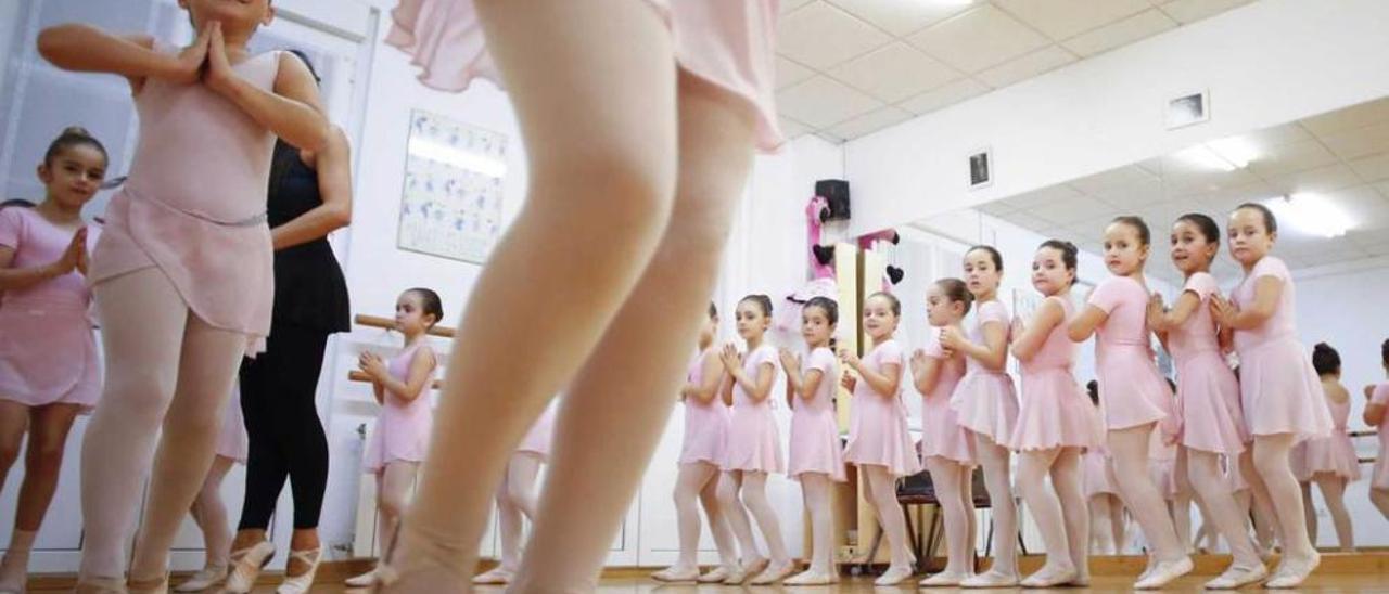 Las niñas que participarán en el ballet &quot;El Cascanueces&quot; en el Niemeyer.