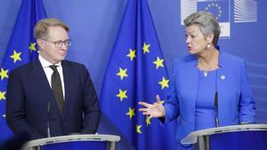 El director ejecutivo de Frontex, Hans Leitjens, y la comisaria de Interior, Ylva Johansson, en una rueda de prensa en Bruselas.