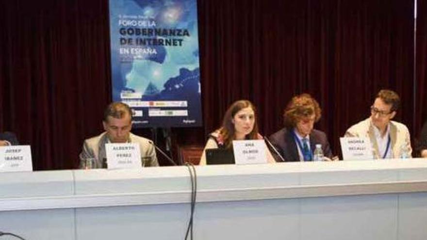 Participantes en el foro de debate sobre dominios de Internet.