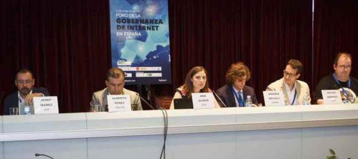Participantes en el foro de debate sobre dominios de Internet.
