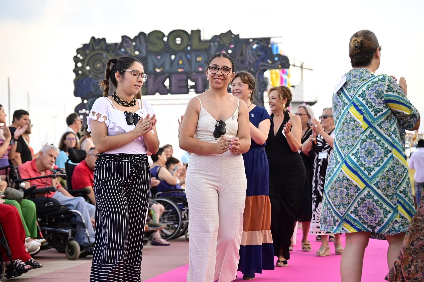 El Moll de Costa se viste de moda con el desfile solidario de Cáritas