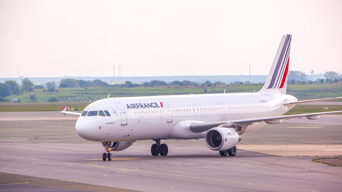 Un avión de Air France aterriza en un aeropuerto de Canarias.
