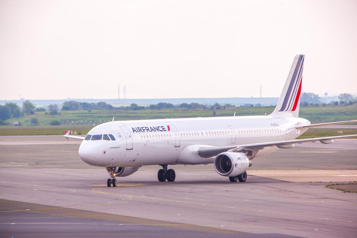 Un avión de Air France aterriza en un aeropuerto de Canarias.