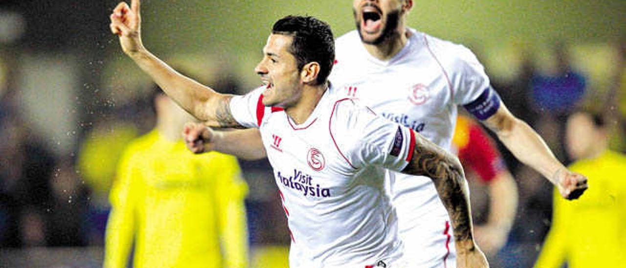 Vitolo celebra su tanto en El Madrigal, el más rápido en la historia de la Liga Europa, ante el Villarreal. Detrás, Iborra.