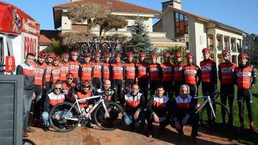 Equipo del Froiz, ayer, en Campaniola. // Gustavo Santos