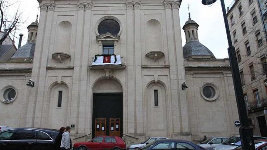 La fachada principal de la parroquia se completará con esculturas de San Mauro y San Francisco