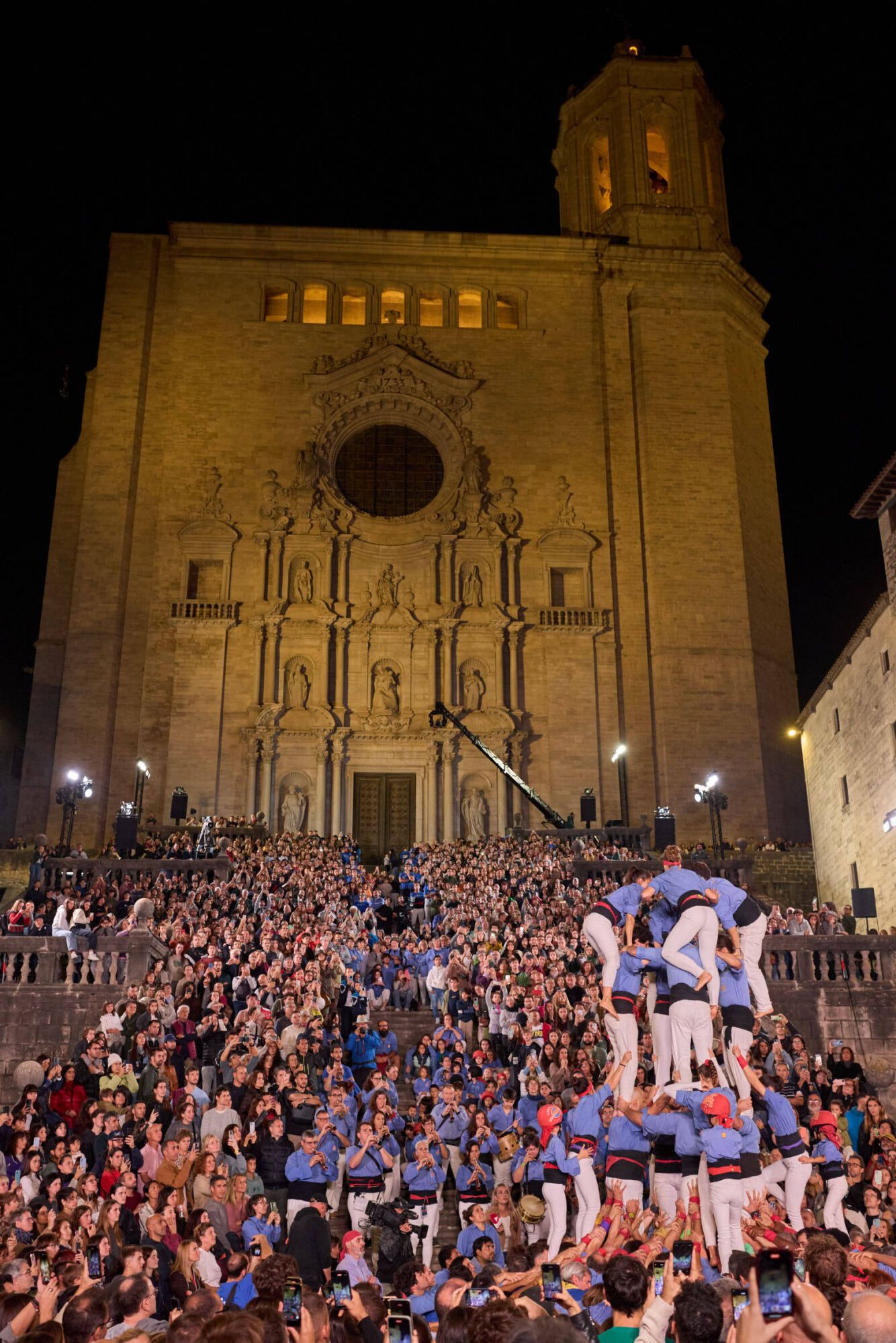 Les imatges de la pujada del pilar de 4 a les escales de la Catedral