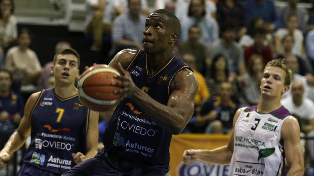 MOUHAMED BARRO EN UN PARTIDO DEL OVIEDO BALONCESTO