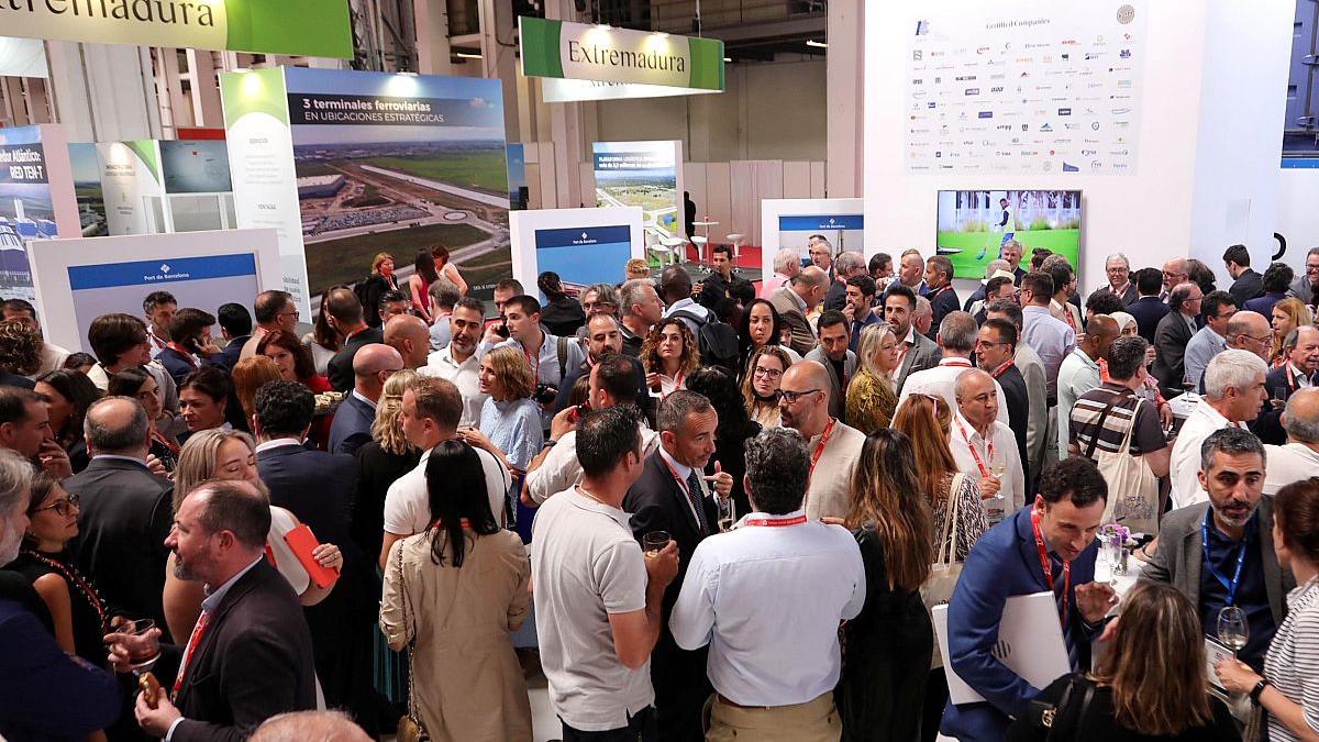 Encuentro entre profesionales de la logística en el estand de Port de Barcelona, junto al de Extremadura..