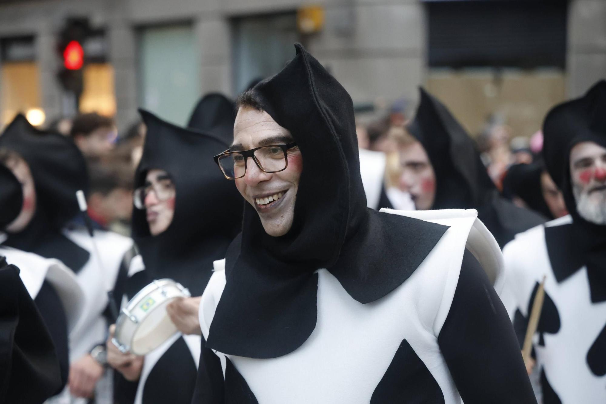 Santiago disfruta del tradicional desfile de Martes de Entroido