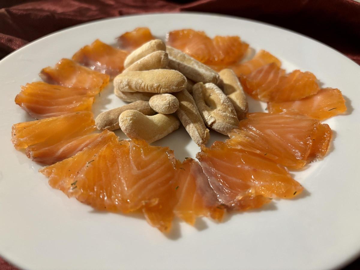 Salmón marinado con eneldo y naranja