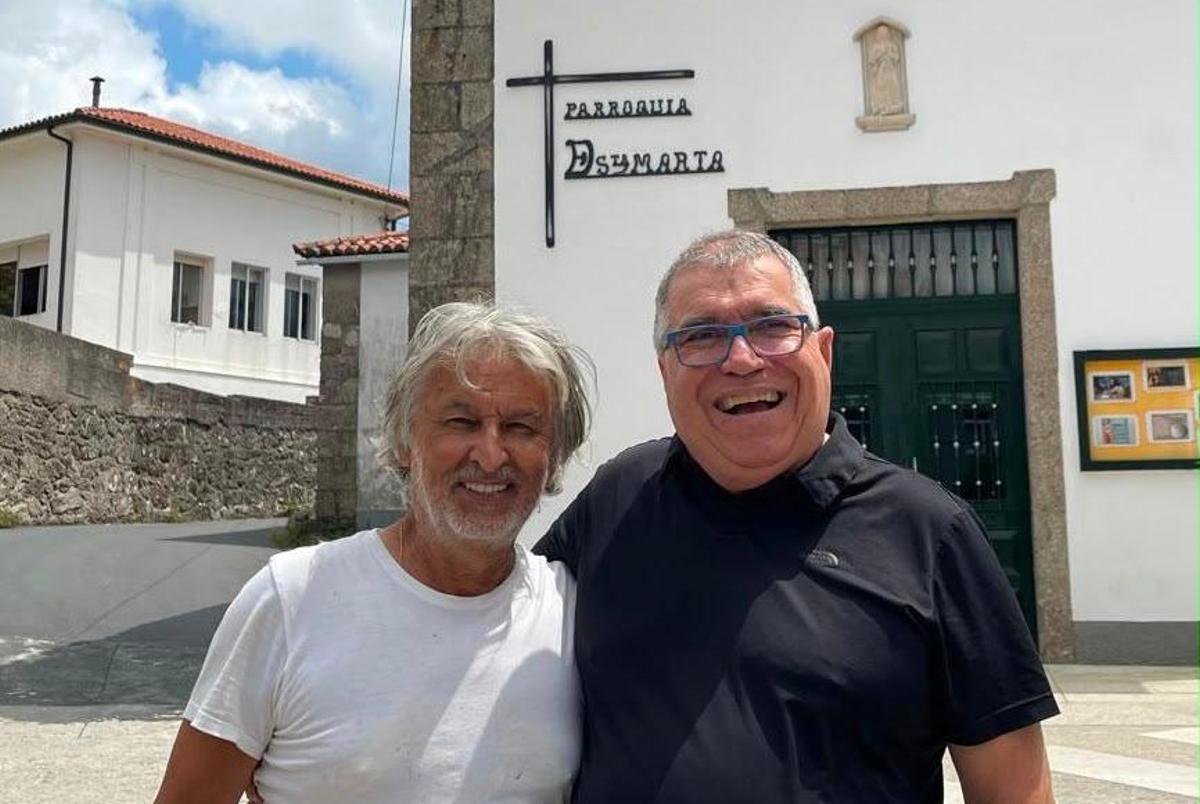 Julio Ferreiro junto al padre Chévere durante la obra que realizó en la iglesia de Santa Marta
