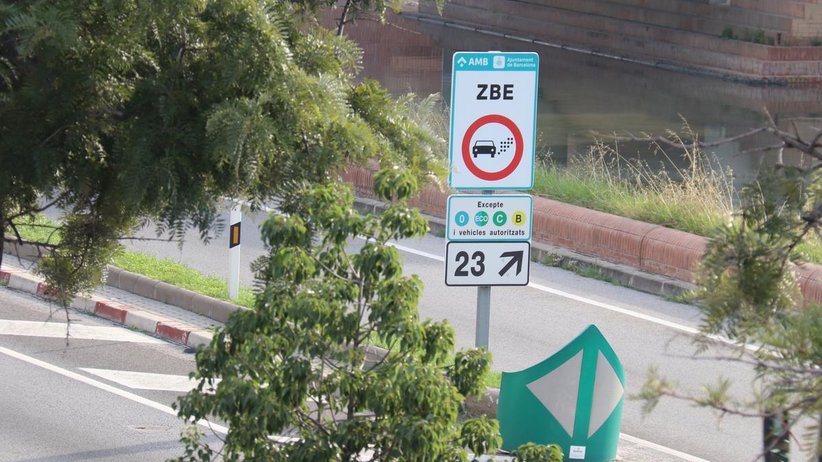 Un senyal de la ZBE a la Ronda Litoral de Barcelona