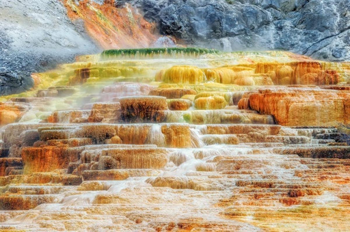 Terrazas de manantiales de Mammoth Hot Springs   En el Parque Nacional de Yellowstone, en Wyoming (Estados Unidos) se encuentran estas terrazas creadas por la acción de las aguas termales a más de 70ºC que discurren por una superficie rocosa caliza. La acción de agua y la roca es la culpable del este gran colorido.