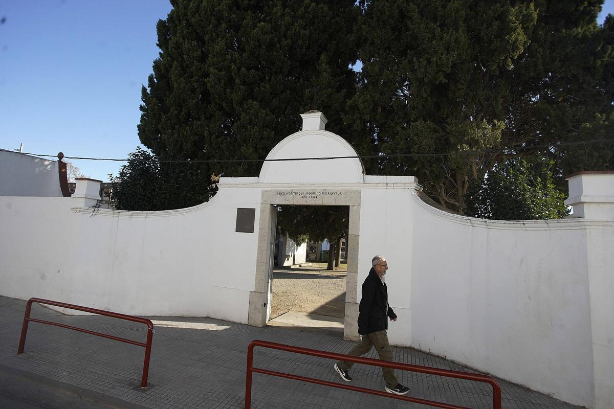 L'entrada al cementiri municipal de Salt.