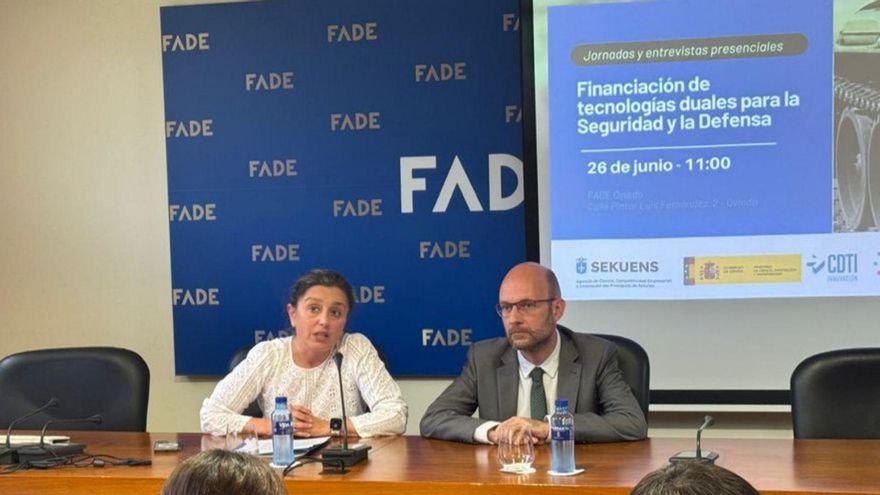 María Calvo e Iván Aitor Lucas, director de Innovación del Principado. |