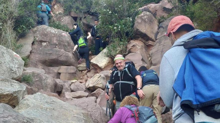 Excursionistas en plena escalada.