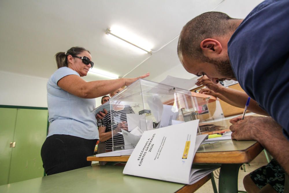 Los alicantinos acuden a votar el 26J