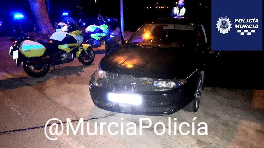 Se da a la fuga tras chocar contra una ambulancia en la Circular