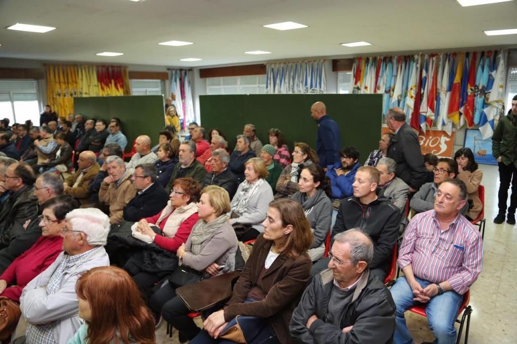 Asistentes a una de las charlas sobre el PXOM, en Porto Meloxo.