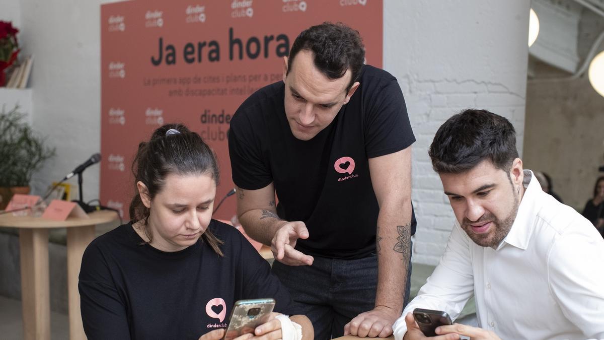 Montse y Héctor, usuarios de Dinder Club, y Max Roures (en el centro), CEO de la 'app'.