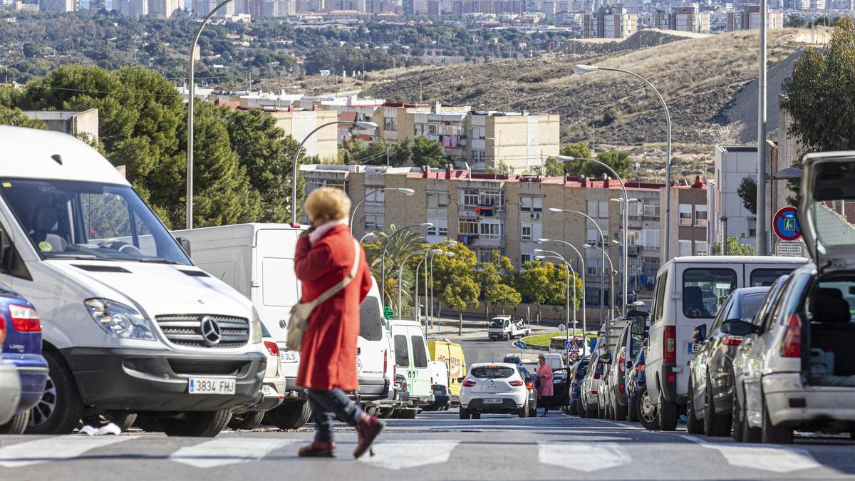 Una calle en un barrio de Alicante de renta baja, desde el que se observa otra zona mucho más favorecida de la ciudad.