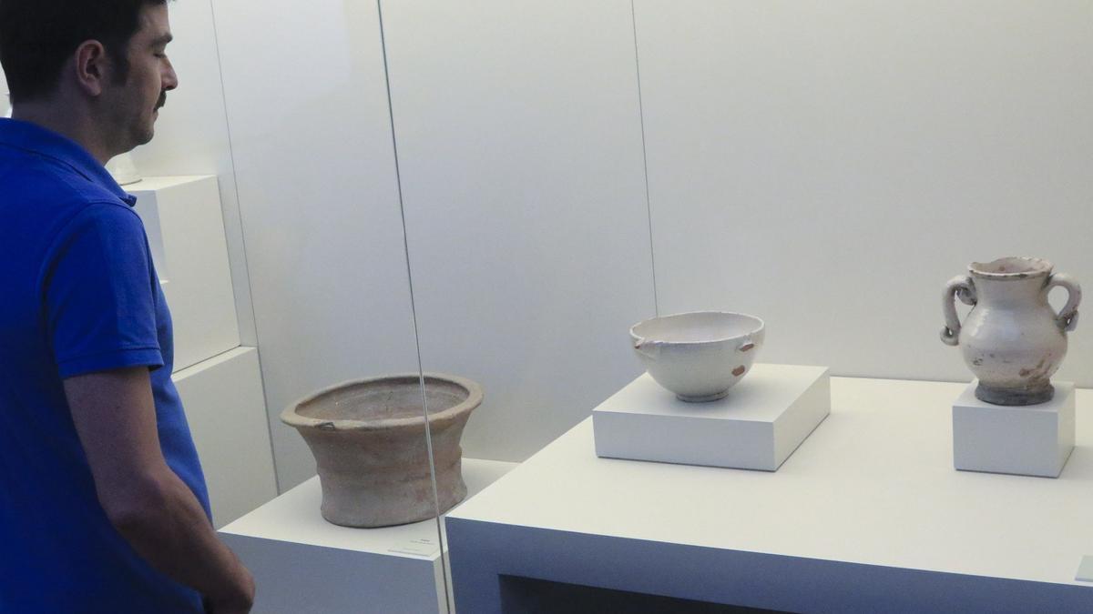 Piezas de cerámica de Olivares, en una exposición etnográfica.