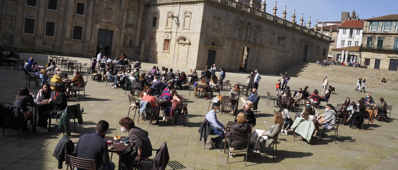 Terrazas llenas en el primer día de reapertura de la hostelería