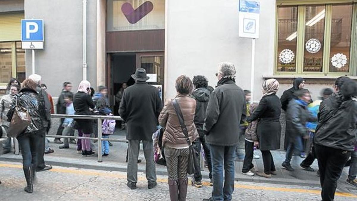 Salida de los alumnos de primaria del colegio Carme Vedruna de Manlleu, ayer al mediodía.