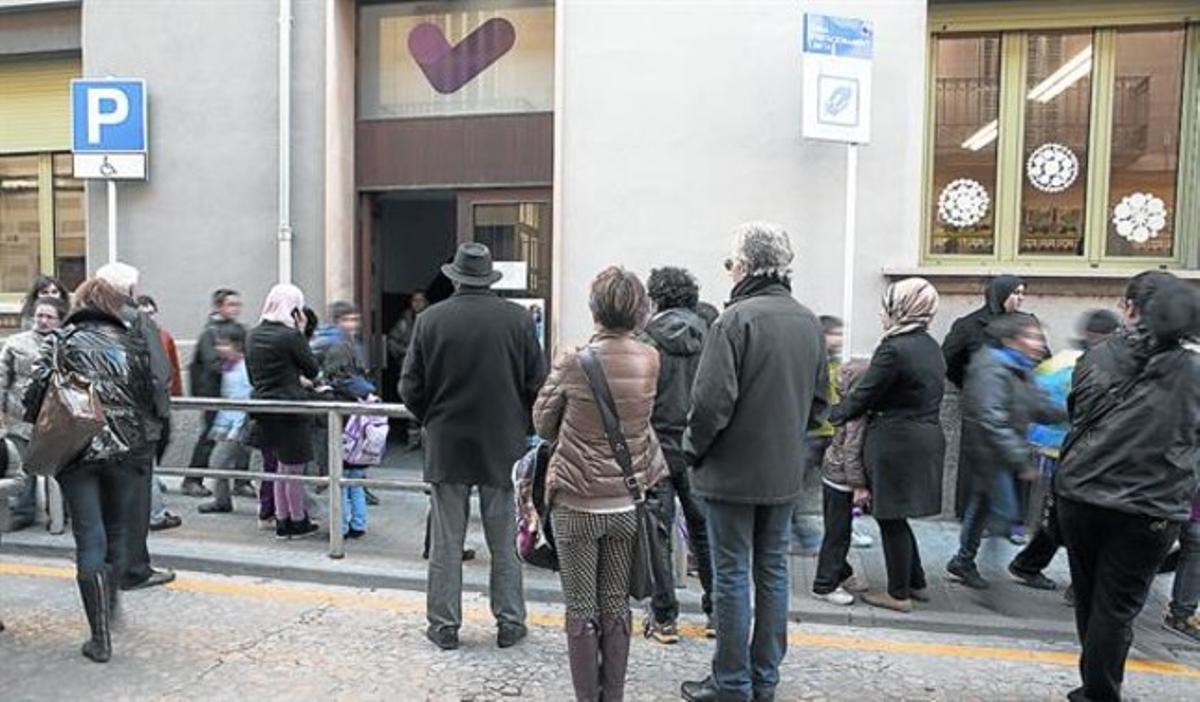 Sortida dels alumnes de primària del col·legi Carme Vedruna de Manlleu, ahir al migdia.