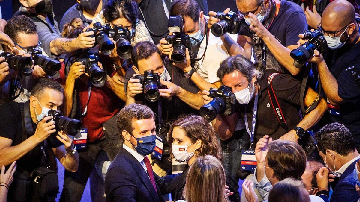 Pablo Casado i Isabel Díaz Ayudo, envoltats de fotògrafs en la convenció del PP ahir a València.  | ACN