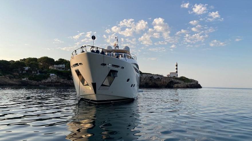 Luxusyacht ankert vor Portocolom auf Mallorca auf geschützer Seegraswiese