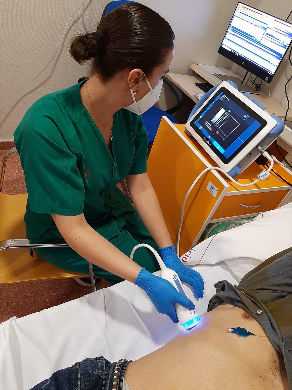 El 'fibroscan' en uso durante una consulta en el hospital de Lorca.