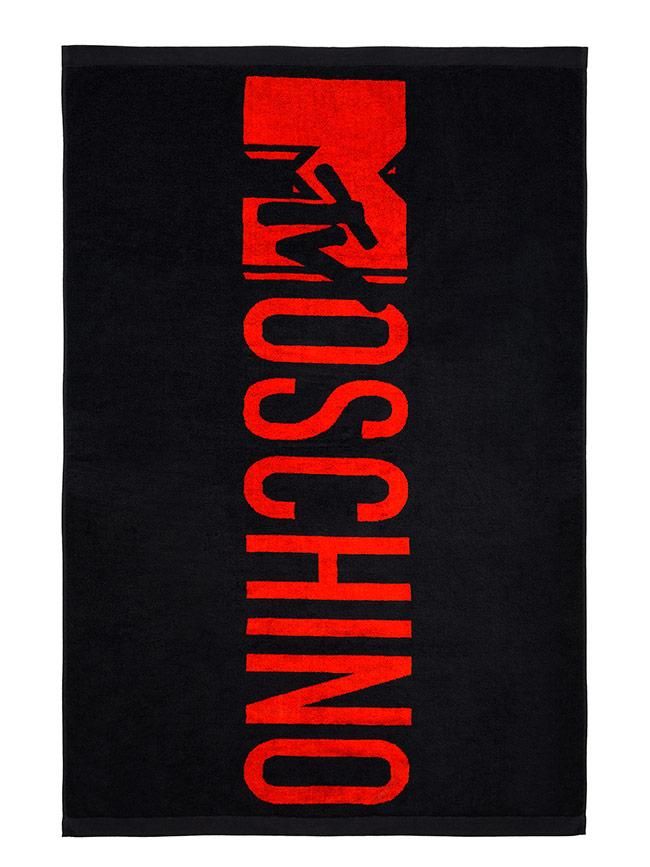 Todas las imágenes de la colección de Moschino x H&M: bufanda XL con logo rojo
