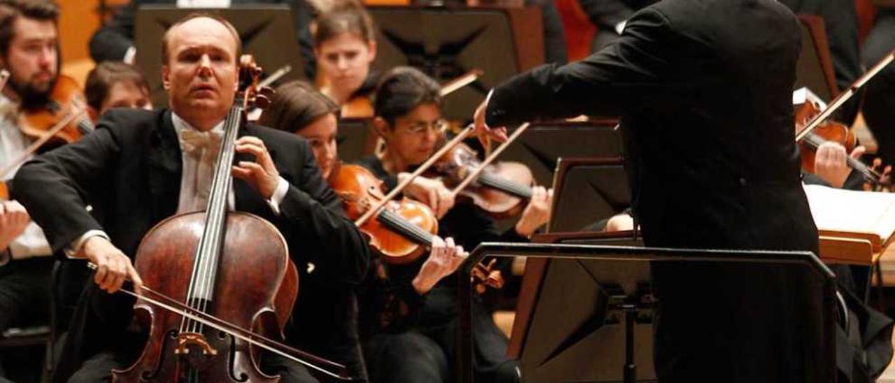 Truls Mørk con el chelo y el maestro Belohlavek interpretando el concierto de Schumann, ayer, en el Auditorio.