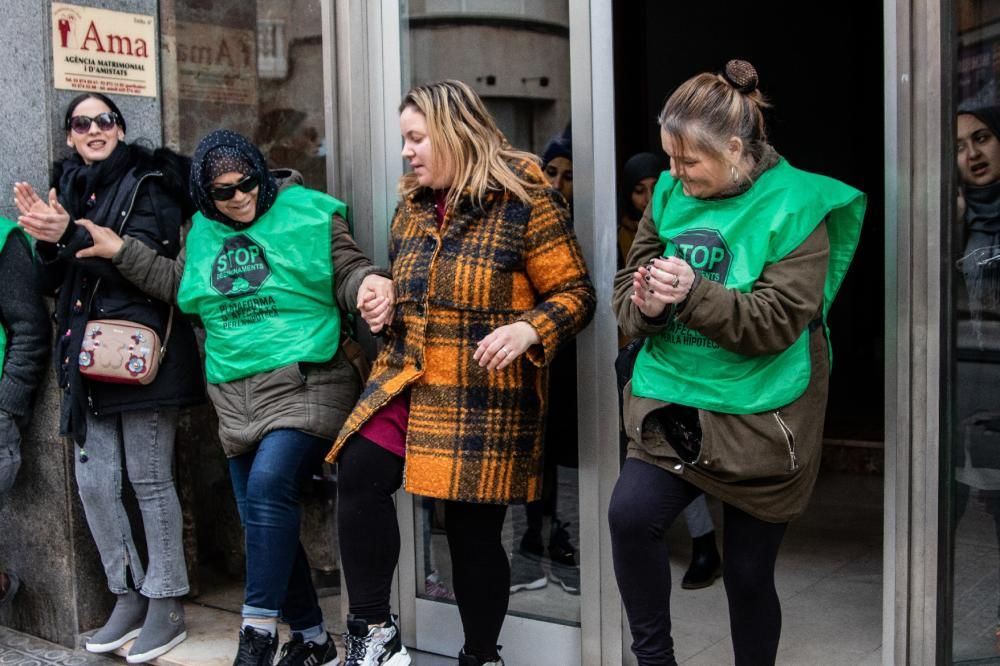 La PAHC fa guàrdia per evitar el primer desnonament obert dictat a Manresa