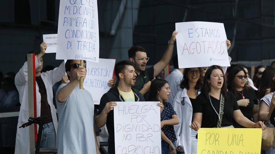 Protestan en el HUCA por las largas jornadas