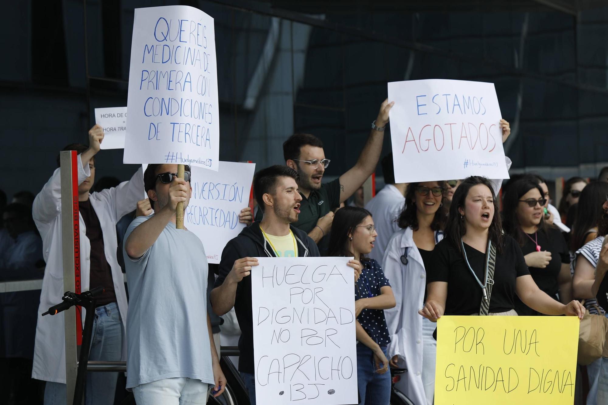 Protestan en el HUCA por las largas jornadas