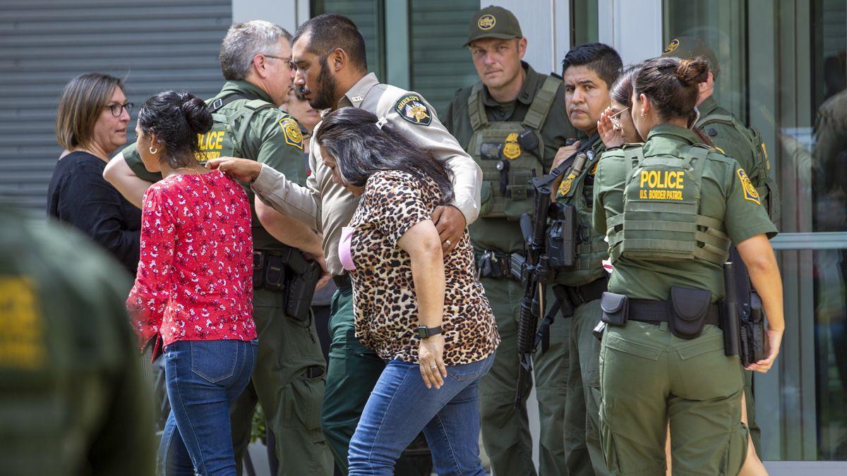 Un grupo de gente abandona el centro cívico de Uvalde, tras el tiroteo en la escuela de Texas