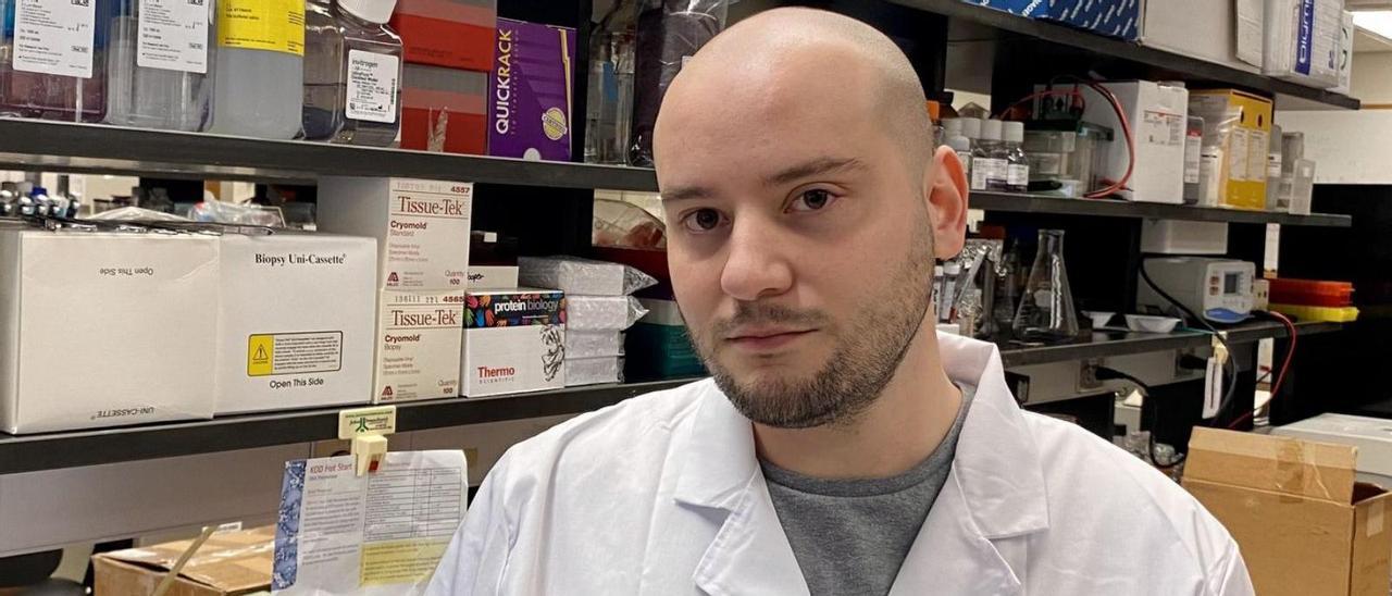 Francisco Fontenla, ayer, durante su trabajo en el laboratorio de la universidad.