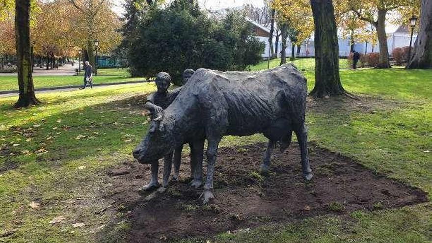 La escultura &quot;¡Adiós, Cordera!&quot;, ayer, en su nueva ubicación en una zona verde del Campo San Francisco.