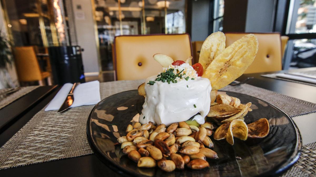 Causa Limeña, de pollo y aguacate, uno de los platos estrella de AlcaraVán Gastroteca.