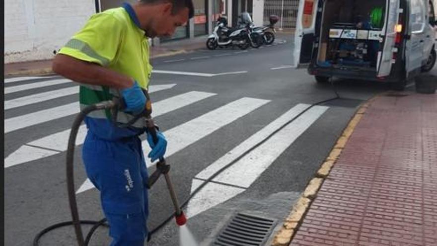 Un operario de Aqualia trabaja en Santa Eulària.