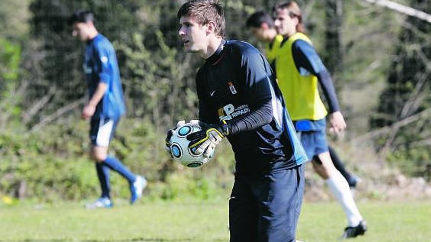 El portero Iván, en un entrenamiento en El Requexón.