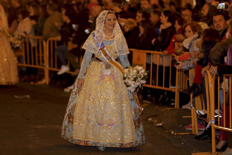 Marina Civera y su corte de honor en la Ofrenda de las Fallas 2019.