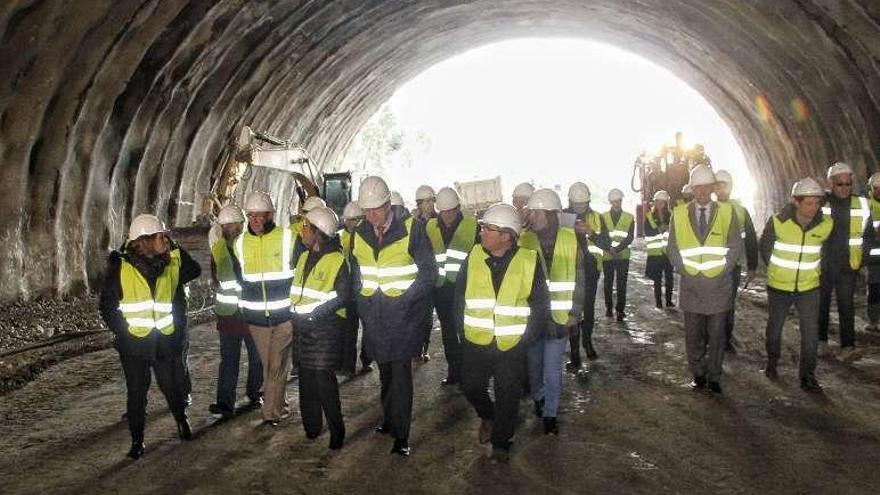 La comitiva, bajo el túnel ampliado de Montealegre. // Santos Álvarez