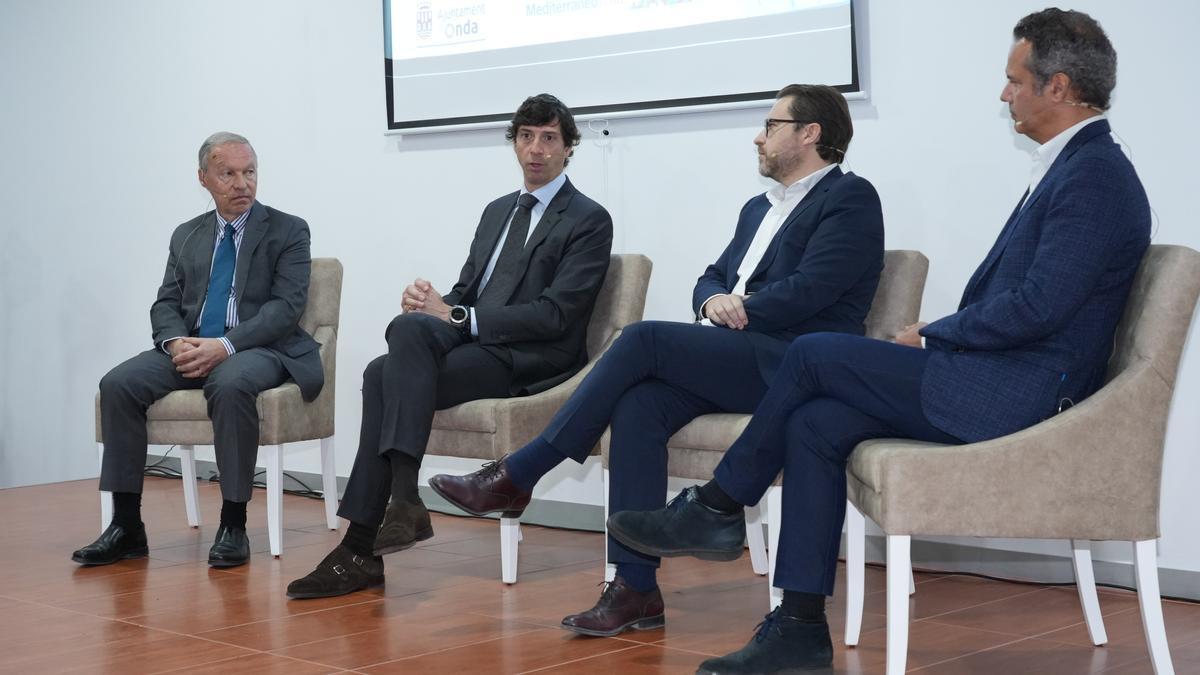 La mesa de redonda contó con representantes de destacados actores del clúster cerámico.