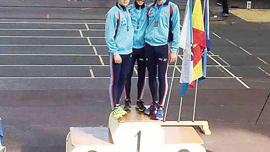 Gonzalo Basconcelo, en el centro de la imagen, con dos compañeros del Celta, ayer, en la pista de Riazor.