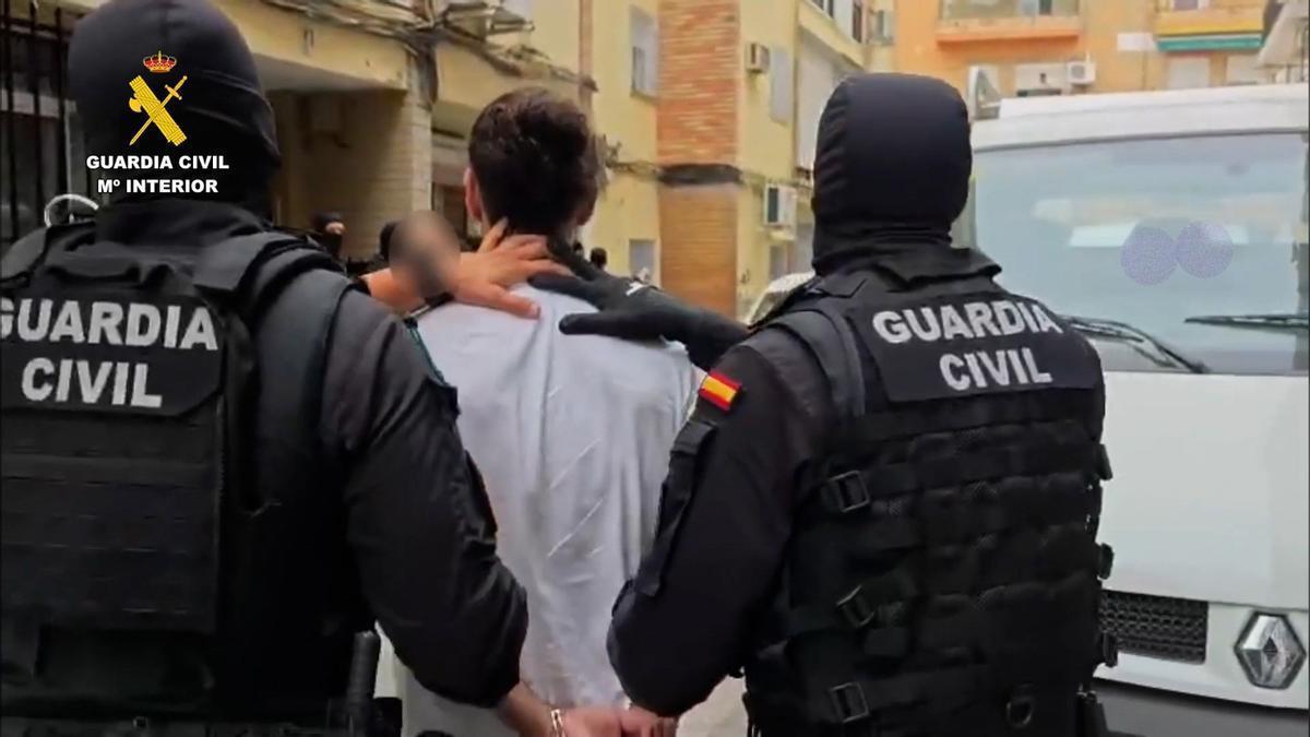 Guardia Civil de Sevilla al detener a un acusado de vender drogas en Mairena (Sevilla)